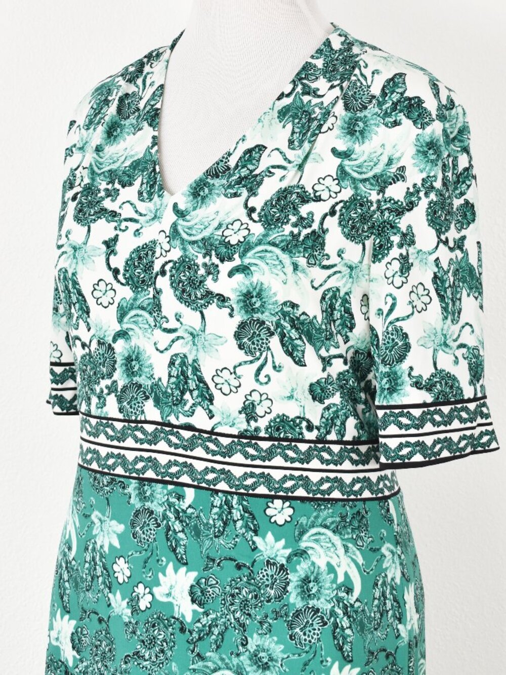 Maggy London Floral V-neck Color Block Sheath Dress - 14 - Picture 3 of 10
